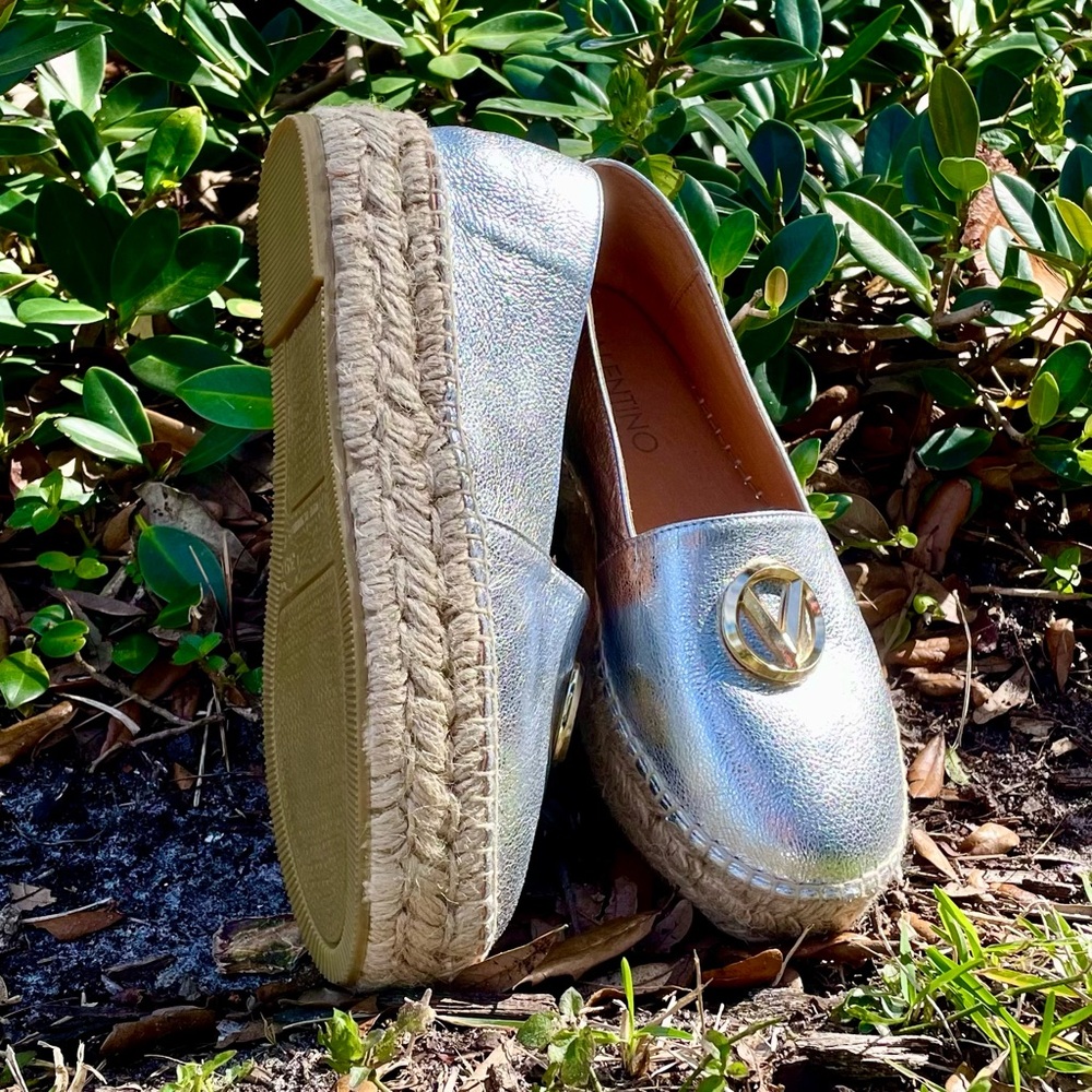 Valentino Silver Espadrille Shoe Size 9 Gold Logo Platform Jessica Closed Toe - Picture 3 of 17